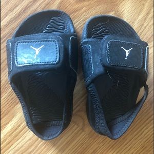 Boys Jordan slides 7c